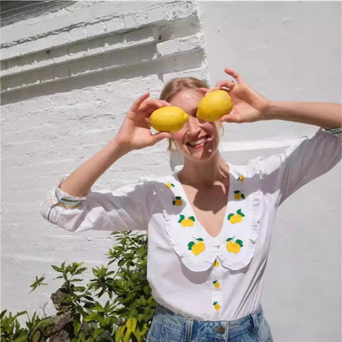 Damebluse med unikt citrondesign og romantisk rynket kant Stilla