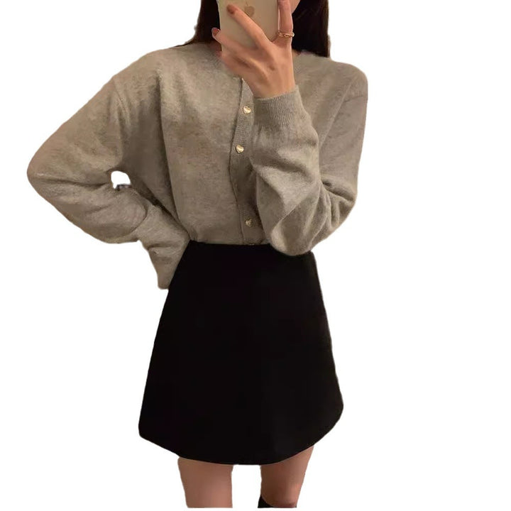 Dame finstrikket cardigan med dekorative knapper og stilfuld snit Stilla