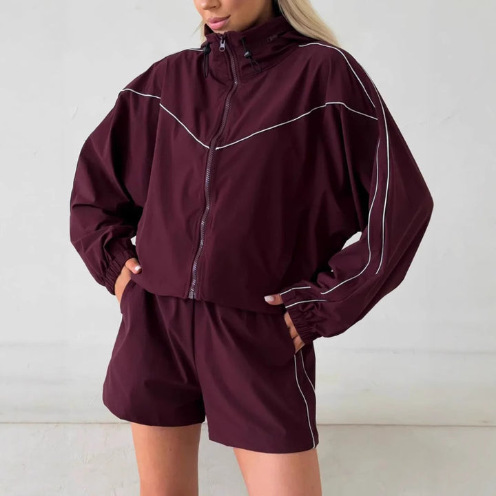 Kvindernes sporty jakke med shorts i moderne udendørs stil Skovae