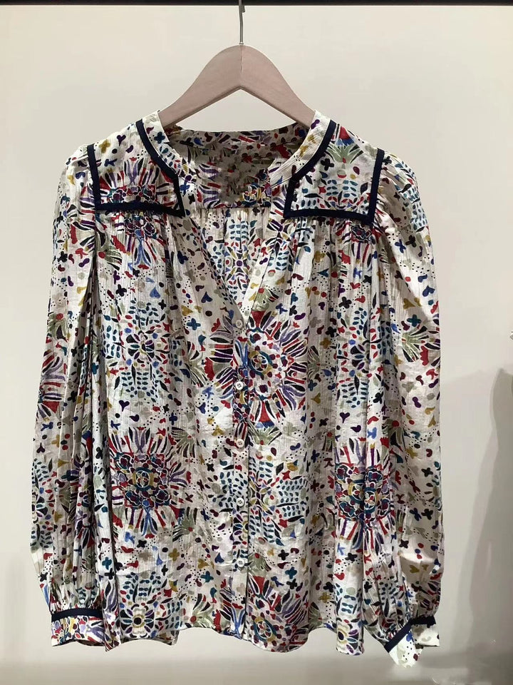 Damebluse med detaljeret blomsterdesign og elegante accenter Stilla