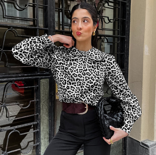 Damebluse med leopardmønster og legesyge krave Stilla