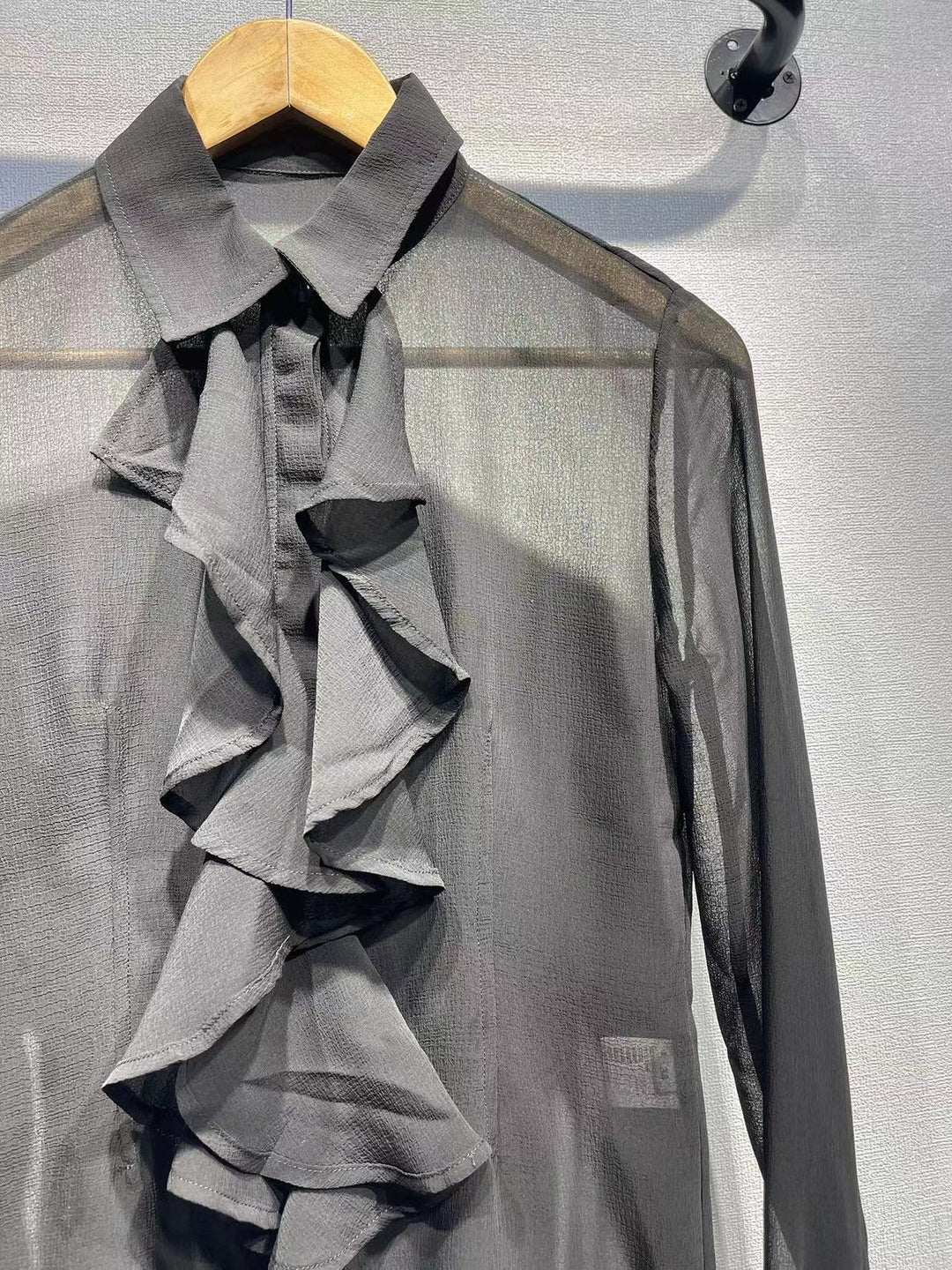 Damebluse med voluminøse flæsedetaljer i sart chiffon Stilla