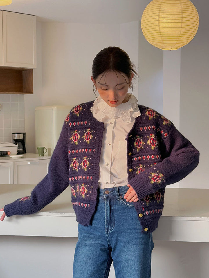 Dame strikket cardigan med blomsterdetaljer og knaplukning Stilla
