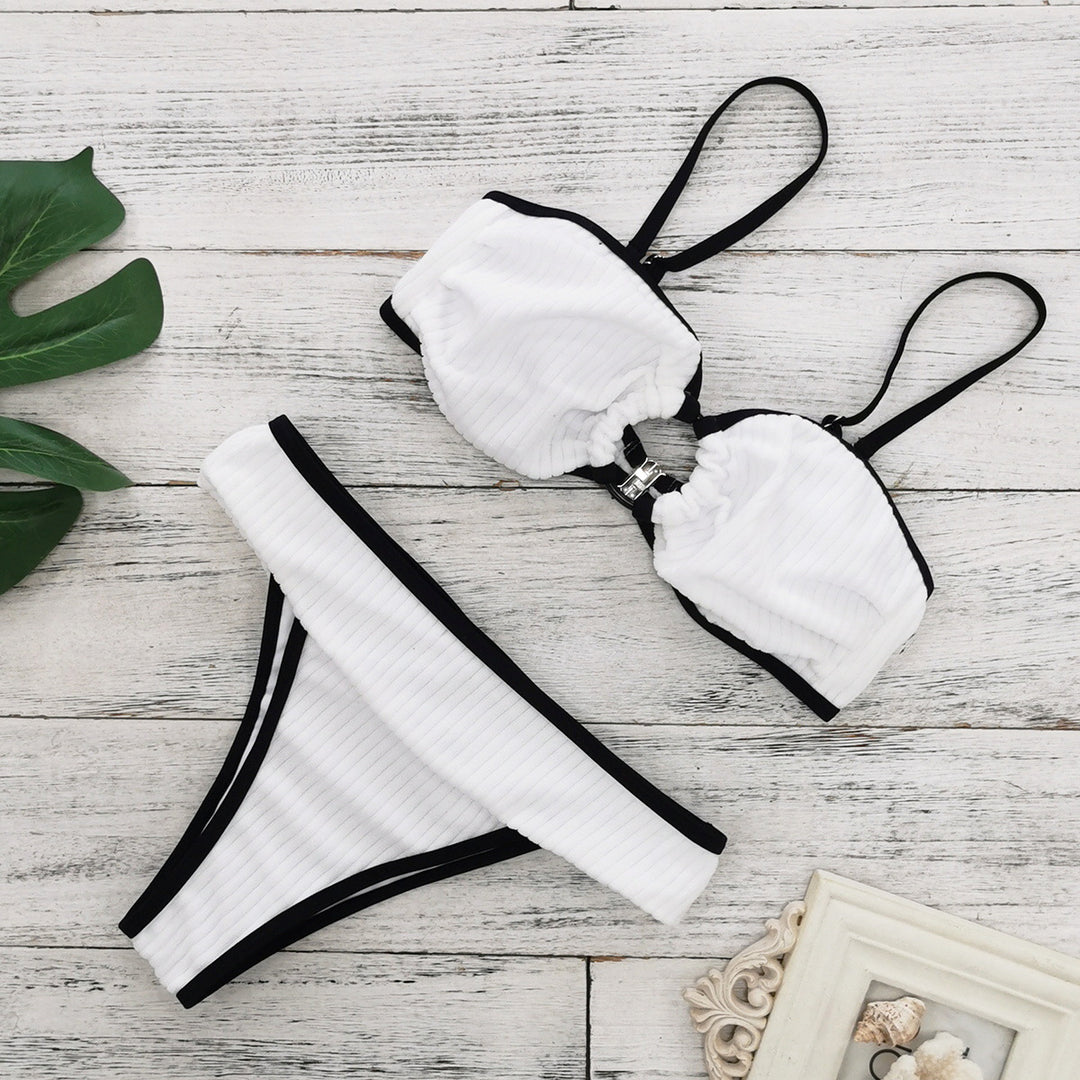 Dame bikini-sæt med elegant flæse-design og modige kontrast accenter Stilla