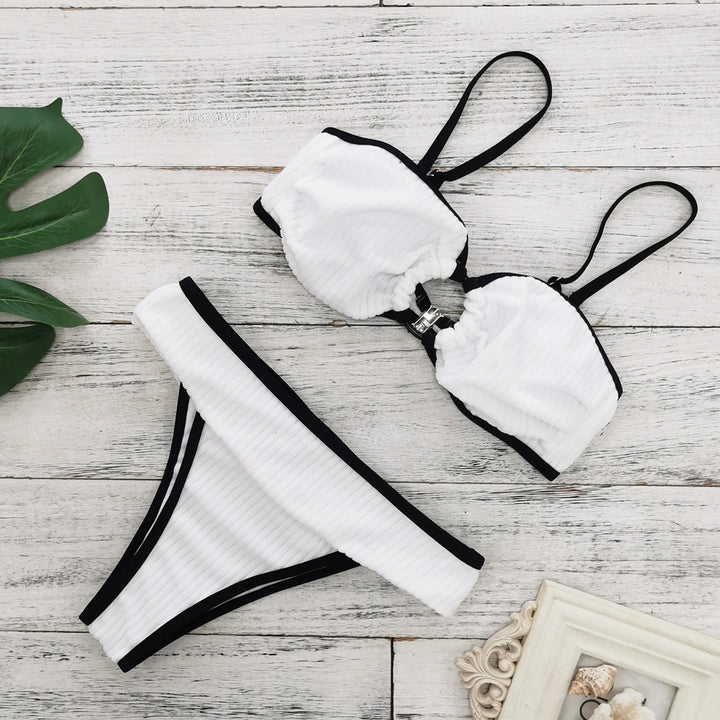 Dame bikini-sæt med elegant flæse-design og modige kontrast accenter Stilla