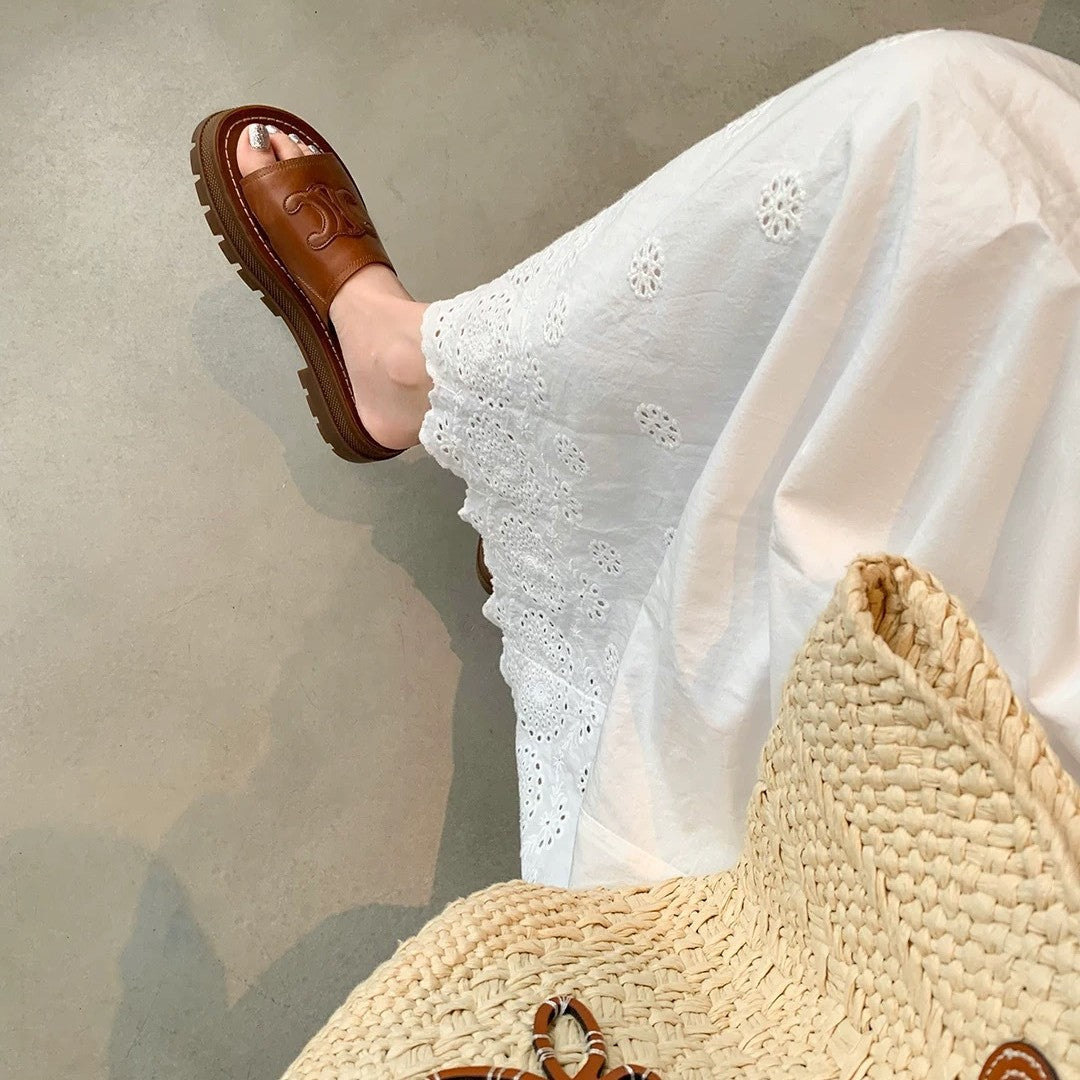 Dame komfortable slides med elegante prægninger og anatomisk fodseng Stilla