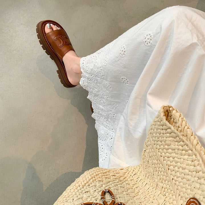 Dame komfortable slides med elegante prægninger og anatomisk fodseng Stilla