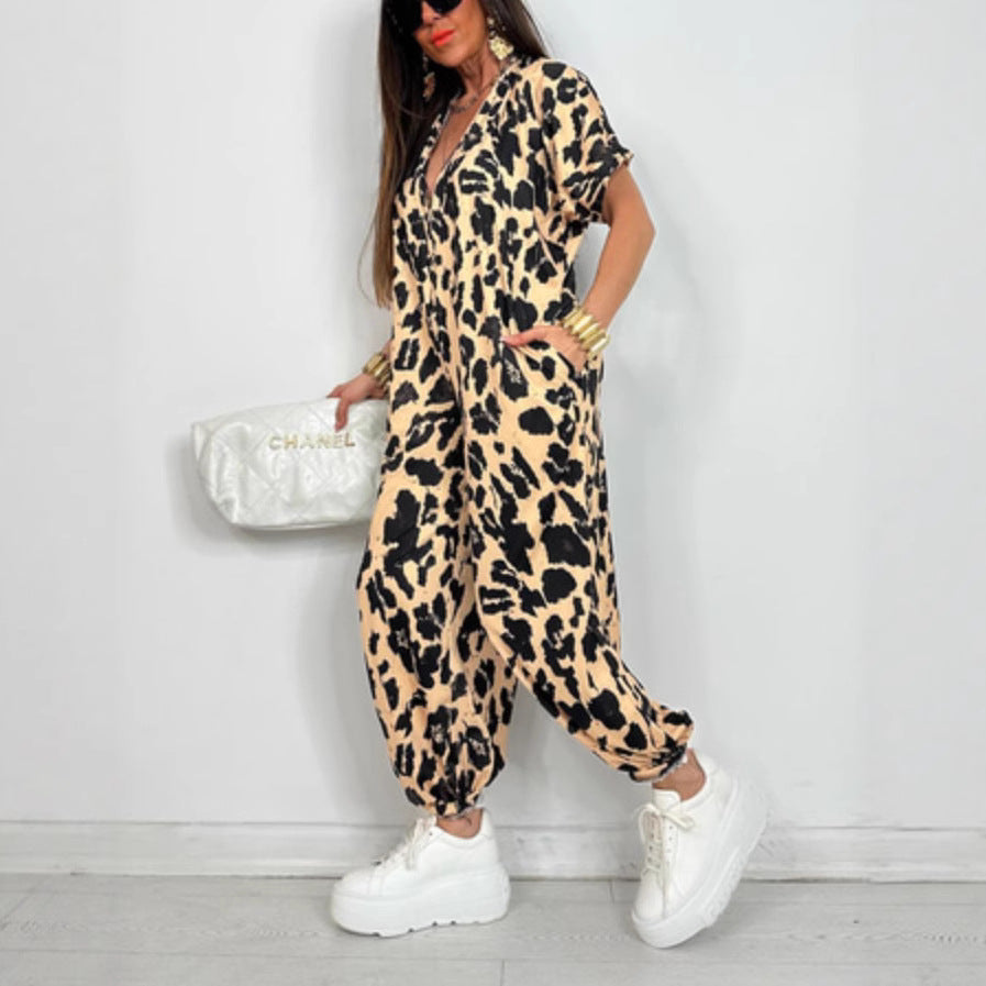 Kvinders oversized jumpsuit med moderne leopardprint og praktiske lommer Stilla