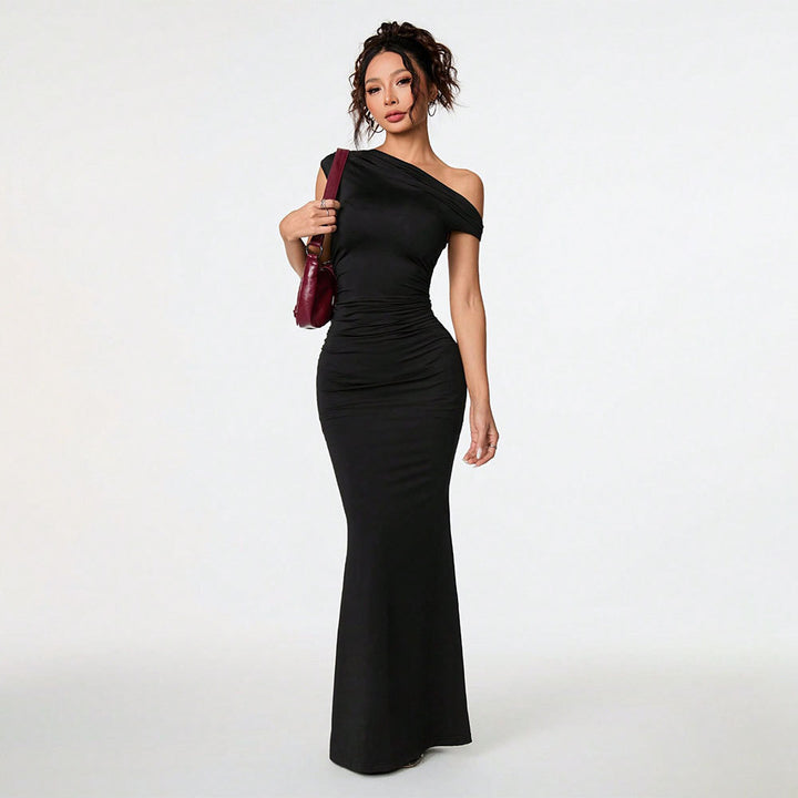 Kvinders Bodycon Wrap Kjole med Off-Shoulder Design og Elegante Flæse Detaljer Stilla
