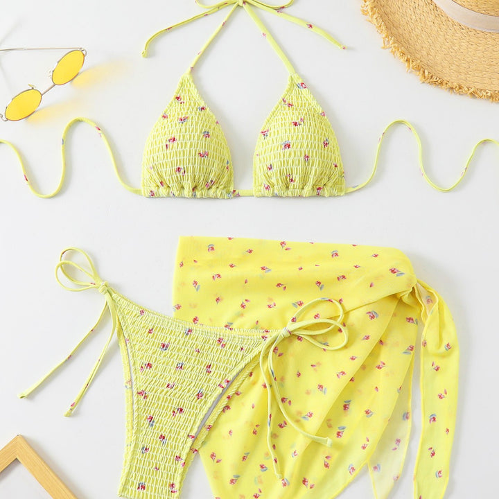 Damernes triangle bikini sæt med blomsterdetalje og legende indpakningsskørt Skovae