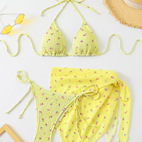 Damernes triangle bikini sæt med blomsterdetalje og legende indpakningsskørt Skovae