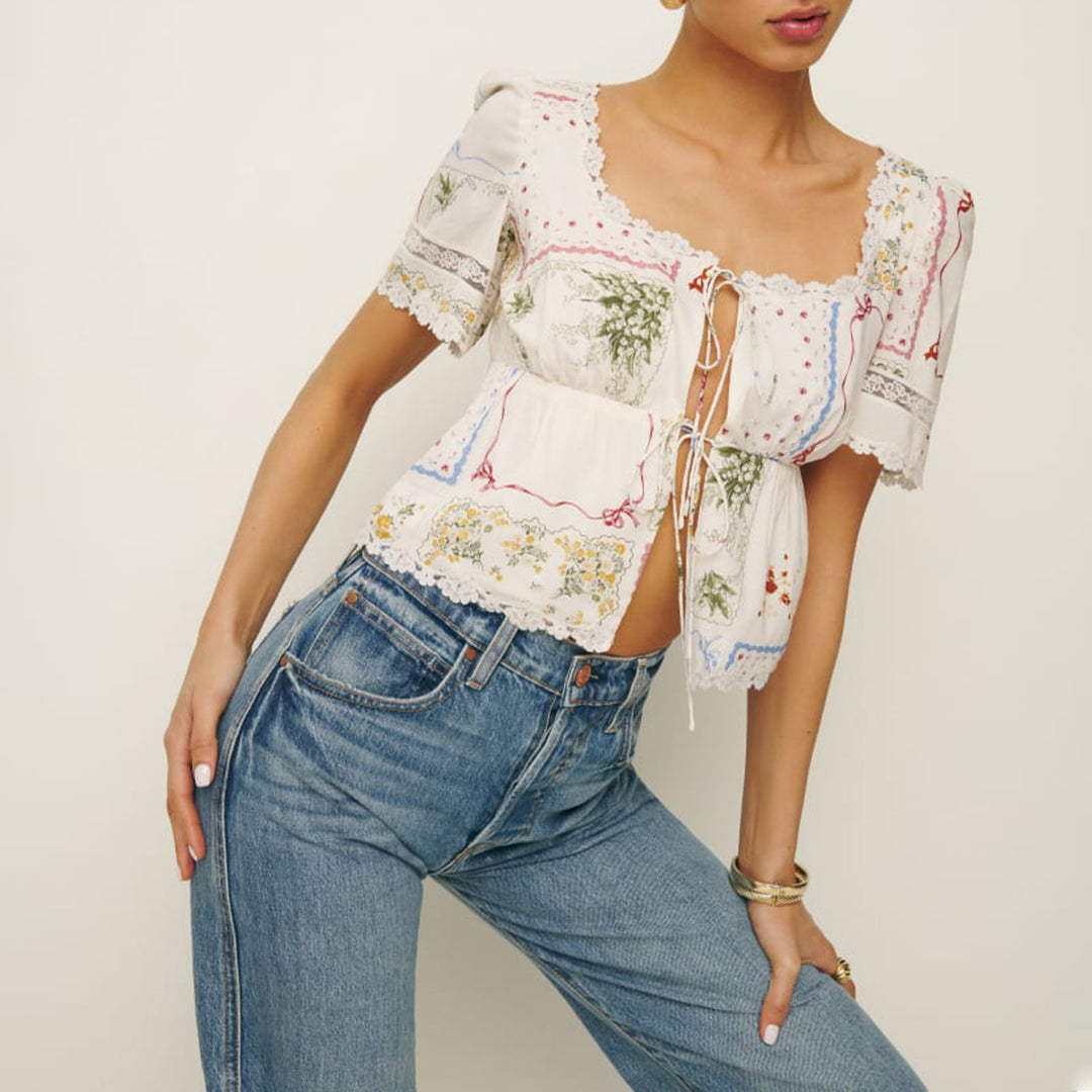 Dame bluse top med blomsteraccent og blonde dekorationer Skovae