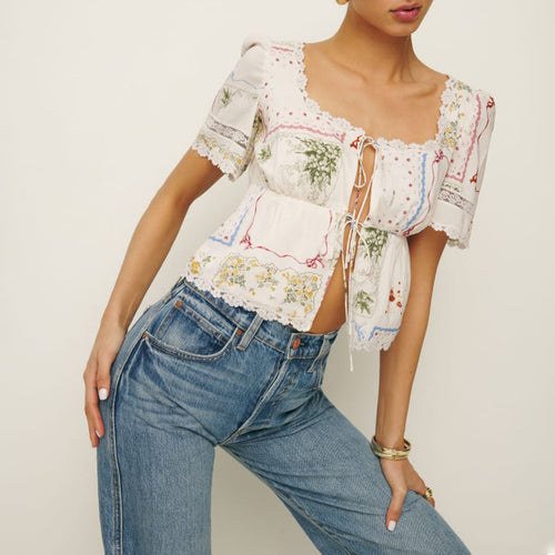 Dame bluse top med blomsteraccent og blonde dekorationer Skovae
