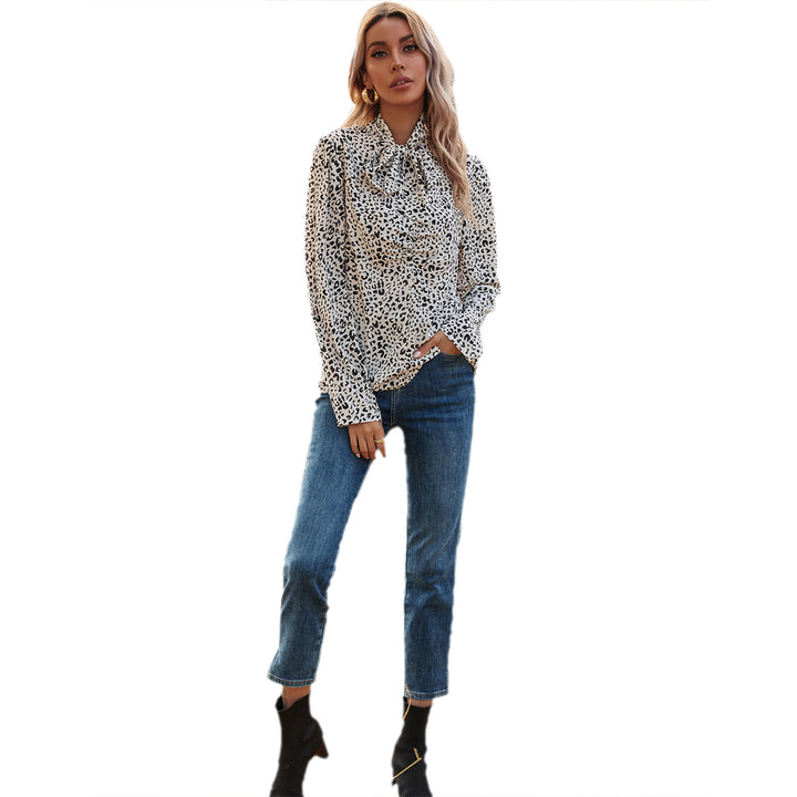 Damer elegant bluse med flæsedetaljer og ædelt leopardmønster Stilla