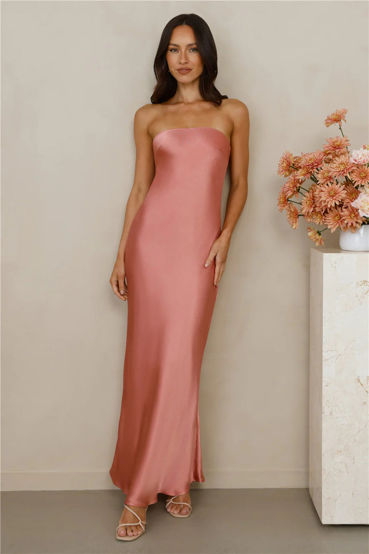 Dame elegante maxi kjoler med bare skuldre lavet af satinstof