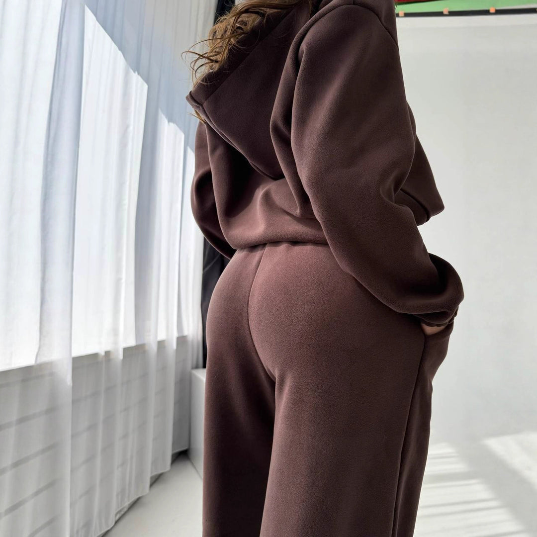 Kvindernes komfortable fleece træningsdragt med elastisk bånd og fashionable detaljer Skovae