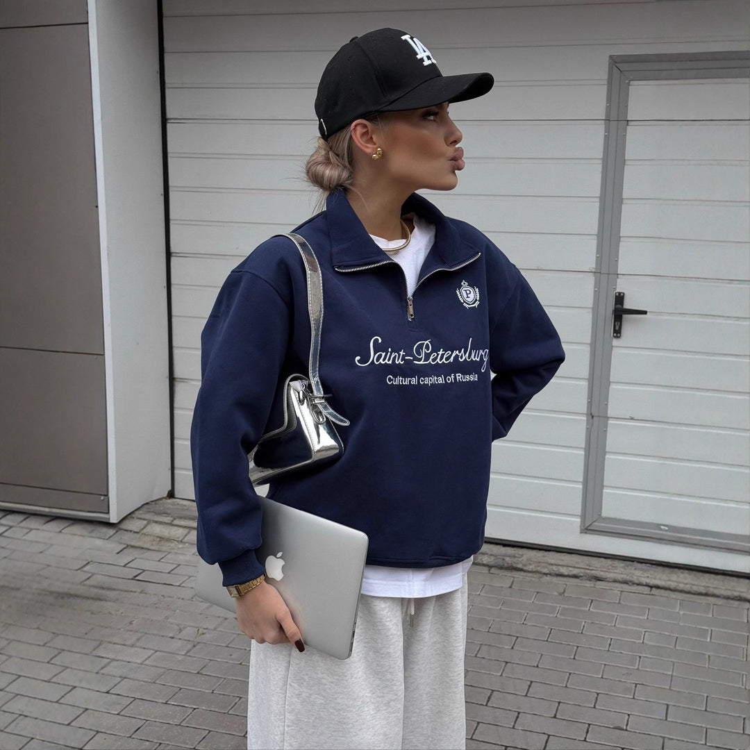 Kvinders sweatshirt med høj krave og trendy logo print Stilla