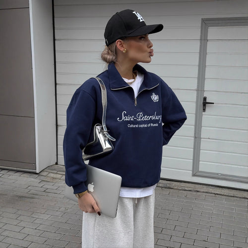 Kvinders sweatshirt med høj krave og trendy logo print Stilla
