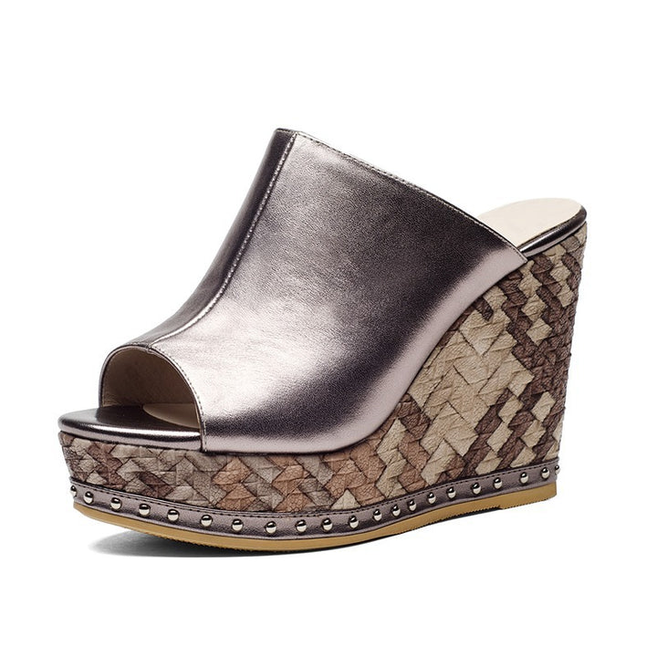Dame nan elegante slip-on mule med åben tåparti, skulpturel kileplatform i fletlook og nitterdetaljer Skovae