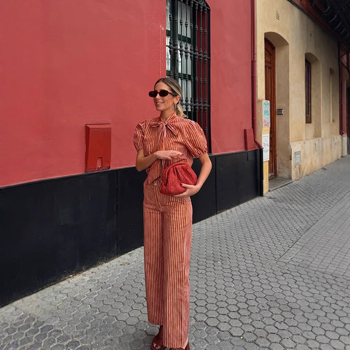 Dame stribet jumpsuit med sjalkrave og vide ben Stilla