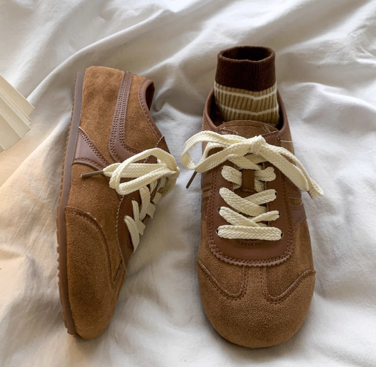 Dame Sporty Sneakers i Velourslæder med åndbare indsatser og særligt blød sål Stilla