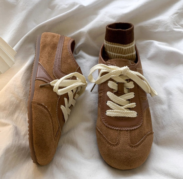 Dame Sporty Sneakers i Velourslæder med åndbare indsatser og særligt blød sål Stilla