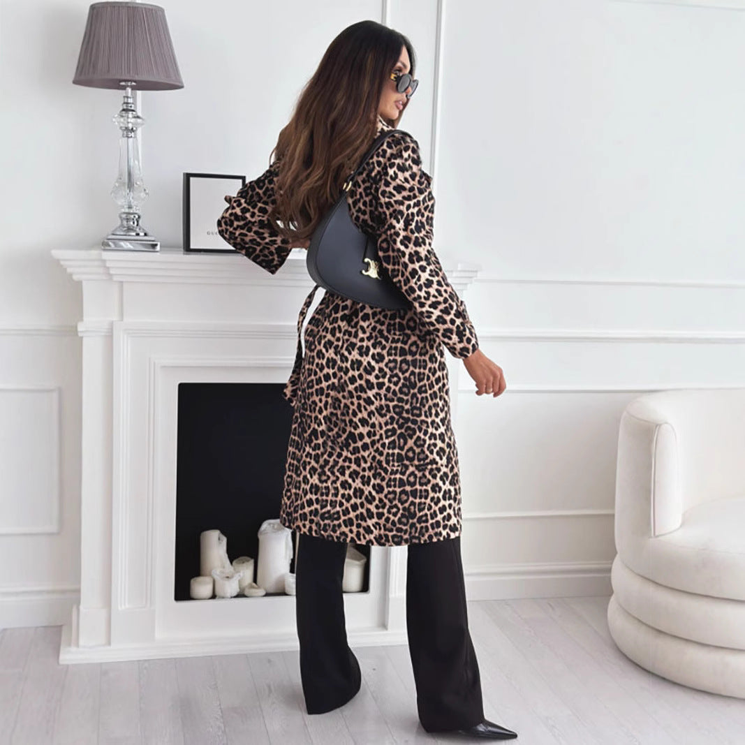 Dame moderigtig leopardprint trenchcoat med bælte og iøjnefaldende knapdetaljer Stilla