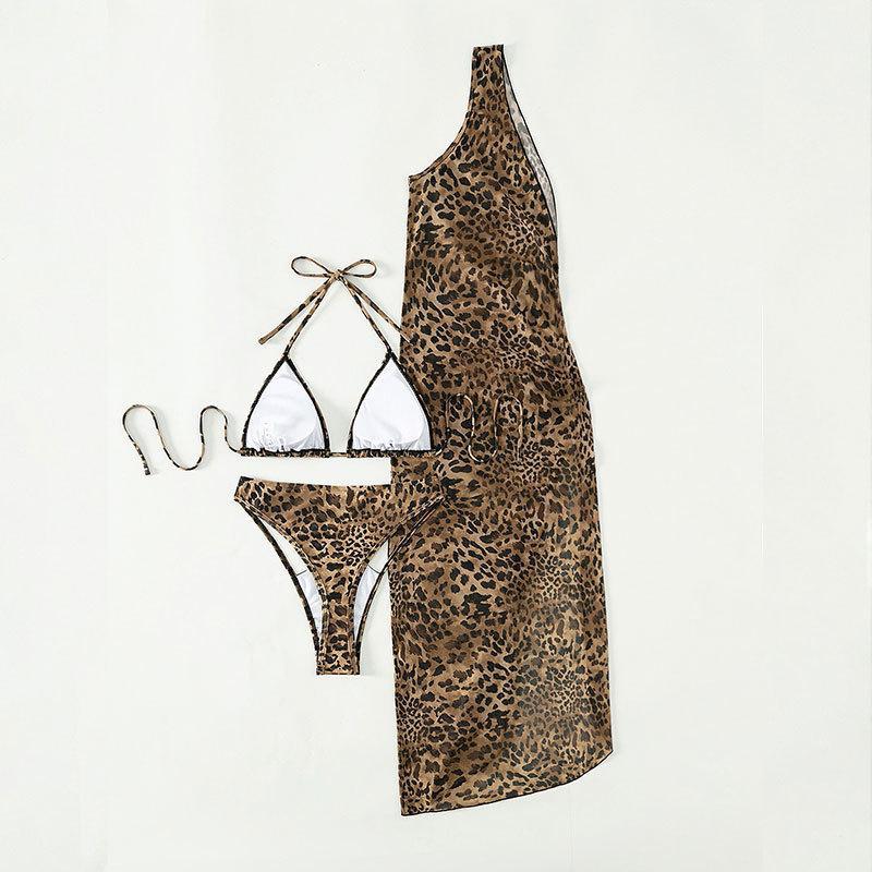 Dame triangel-bikini med moderne halterneck-top og gennemsigtig sarong drape