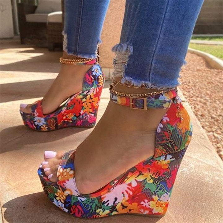 Dame Wedge-sandaler med blomsterdesign og justerbar ankelrem Stilla