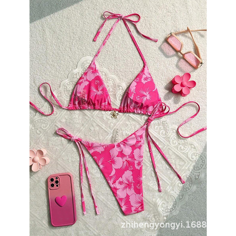 Dame trekant-bikini med blomsterprint og fine bindebånd Skovae