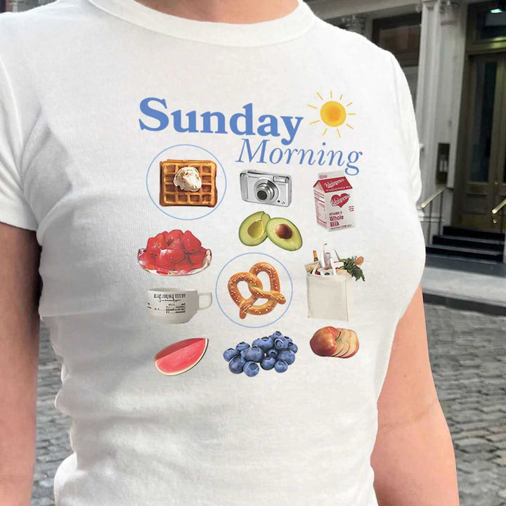 Dame T-shirt med kreativt morgenmadsmotiv og moderne skrift Skovae