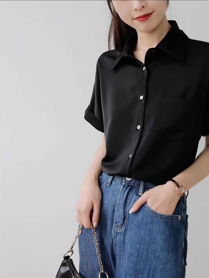 Dame satinbluse med moderne krave og elegante rulleærmer Skovae