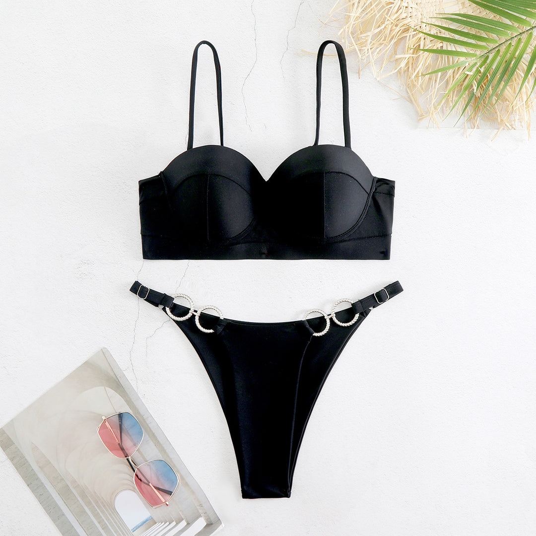 Dame bikini-sæt med elegant bustier-overdel og trendy dekorative detaljer Stilla
