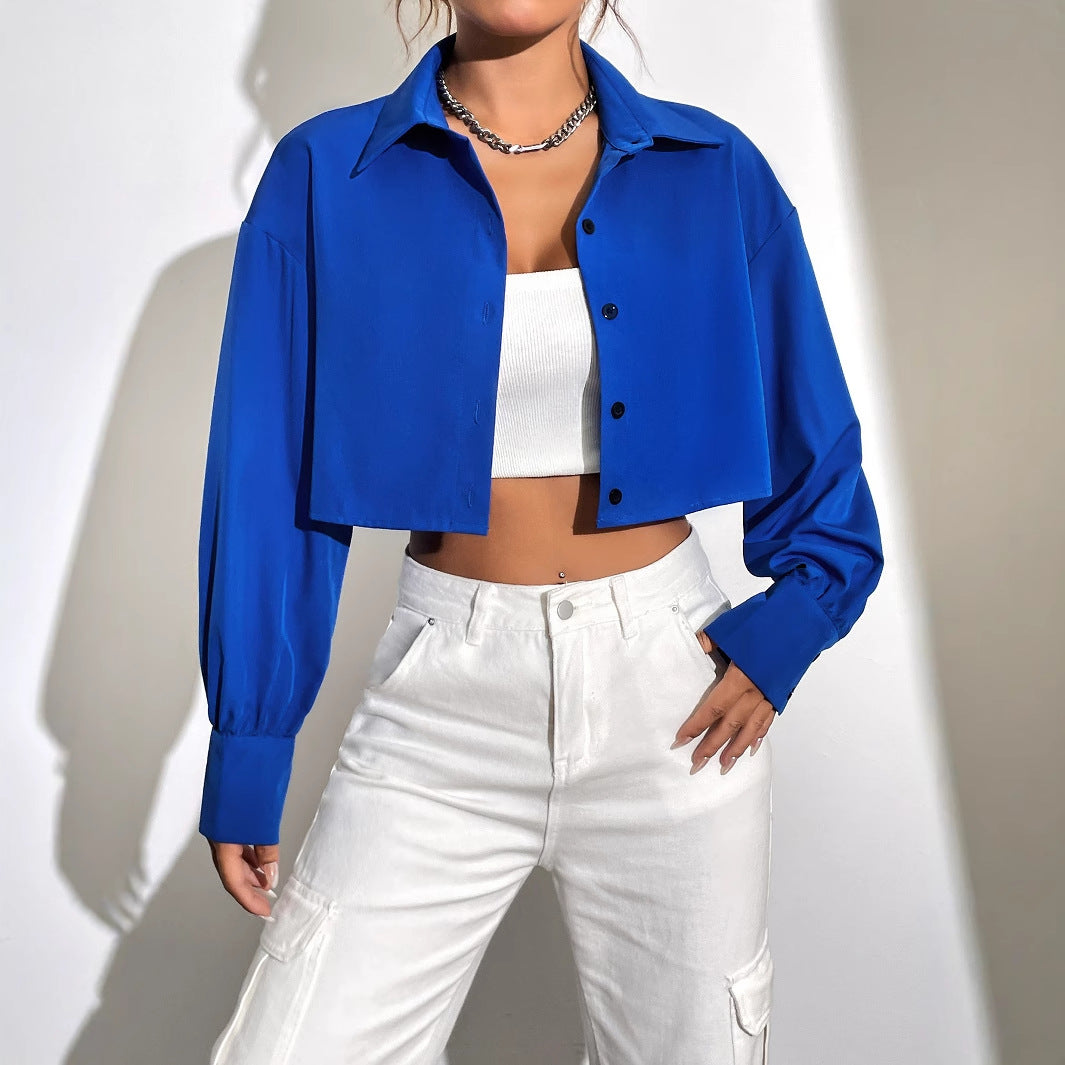 Kvindernes cropped skjortejakke med moderne knapdetaljer og elegante pufærmer Stilla