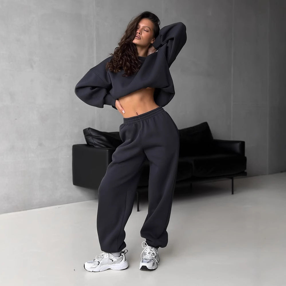 Kvinders afslappede sports loungewear sæt med cropped snit og bred ben Skovae