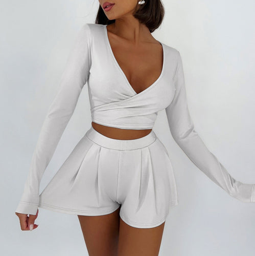 Dame sæt bestående af langærmet indpakningsbluse og svajende shorts Stilla