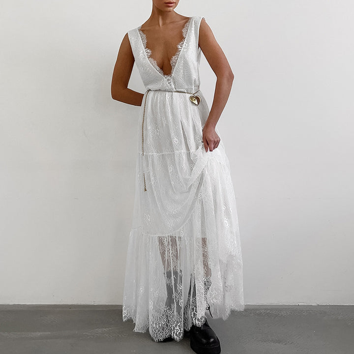 Dame spidskjole med elegant drapering og detaljeret overlayer Stilla