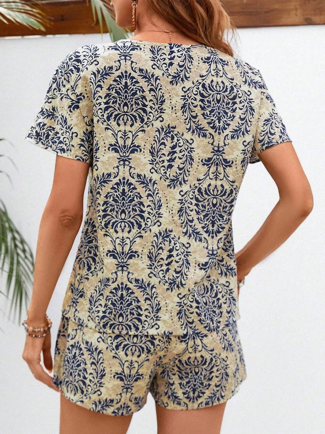 Dame to-delt sæt med detaljeelsket designet top og shorts i vintage-stil Stilla