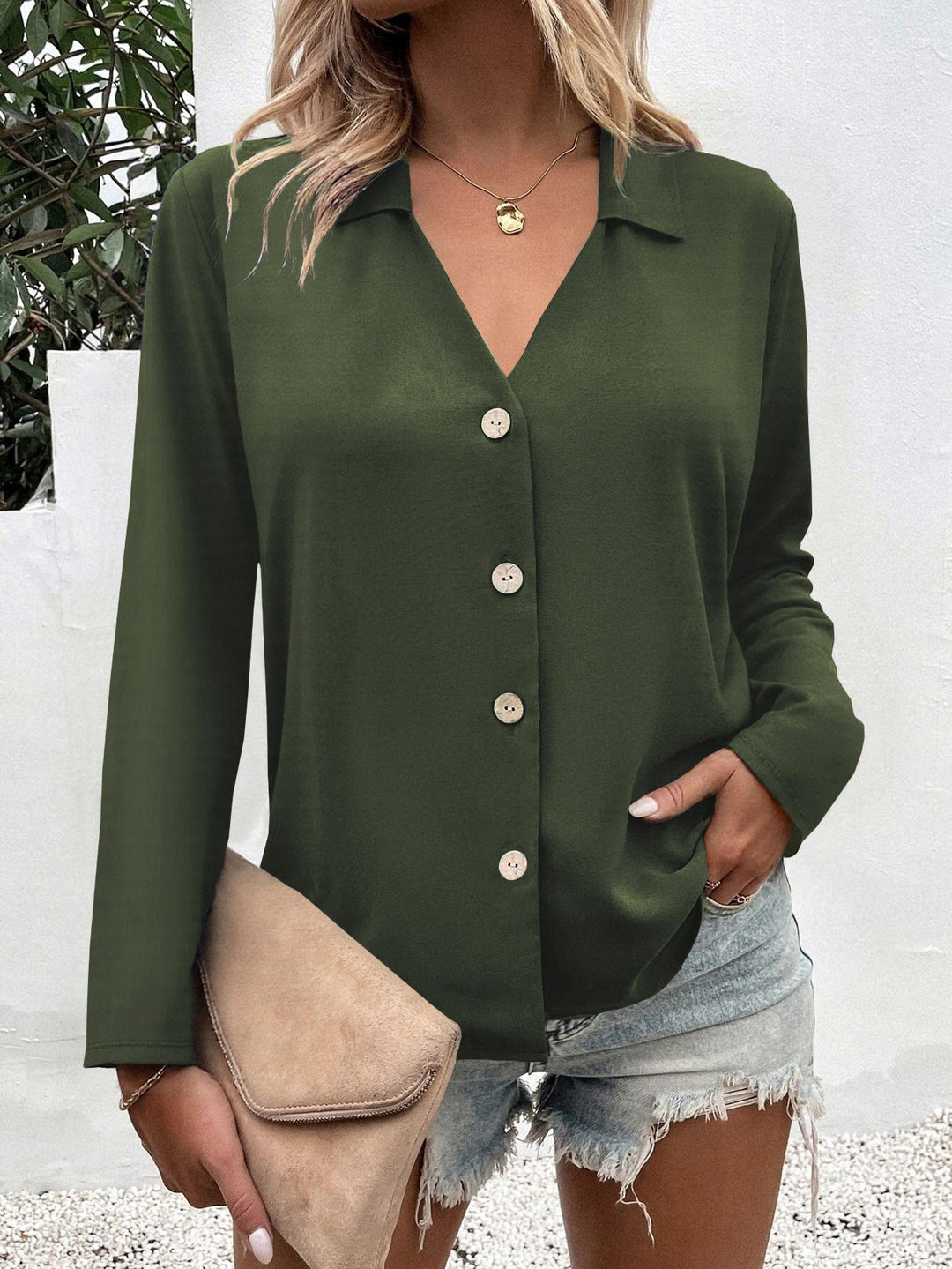 Dame elegant bluse med V-hals og knapdetaljer Stilla
