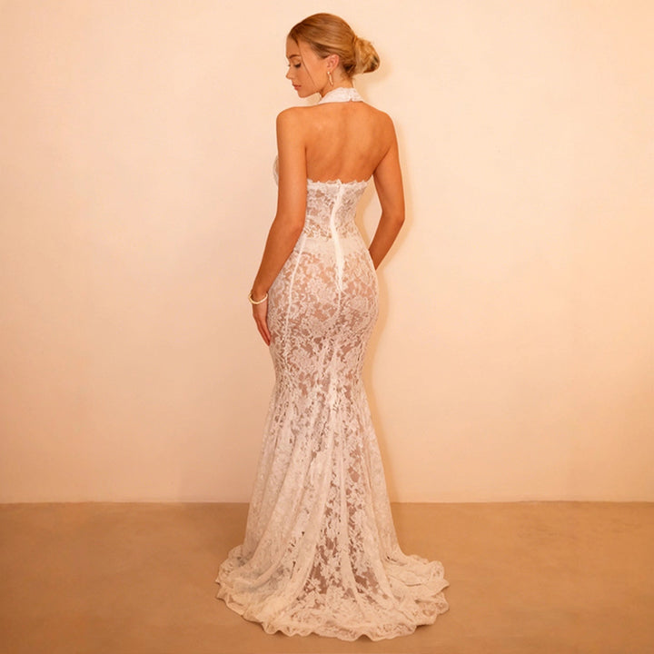 Kvindernes elegante blondekjole med forførende udskæring og drømmende design