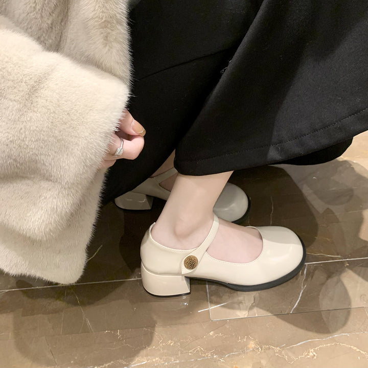 Dame Mary Jane pumps med justerbar rem og elegant metalakcent Stilla