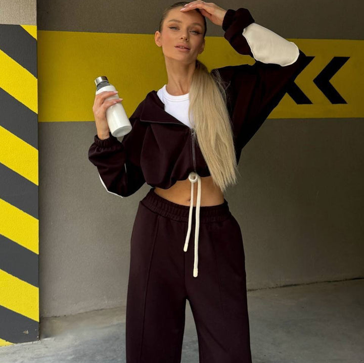 Kvindernes sporty sæt lavet af komfortabel hoodie og brede bukser Skovae
