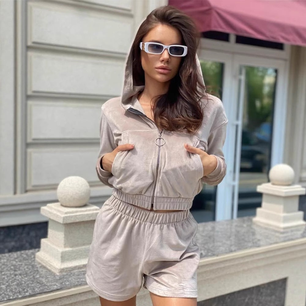Kvinders stilfulde cropped hoodie og shorts sæt
