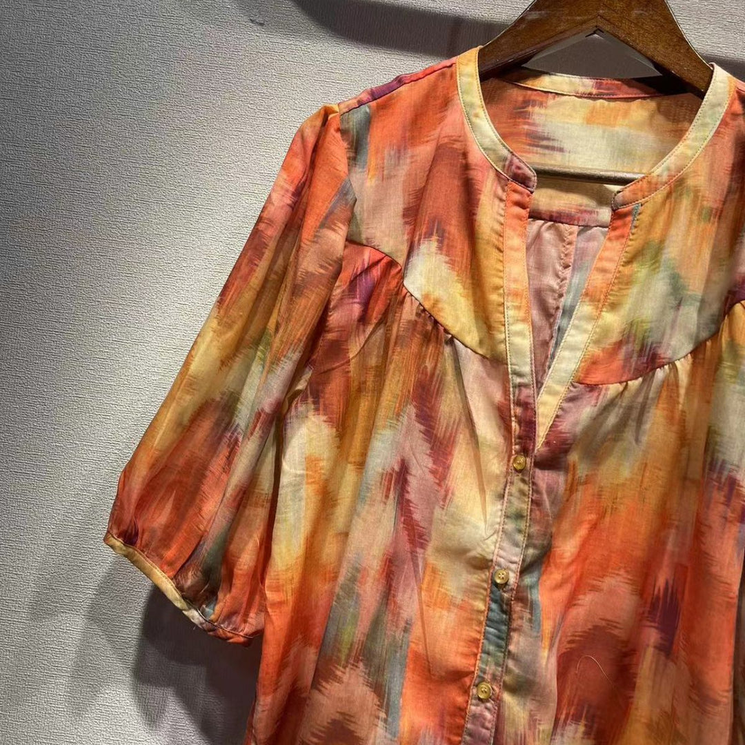 Dame silketop med raffinerede ruchedetaljer og florale accenter Stilla