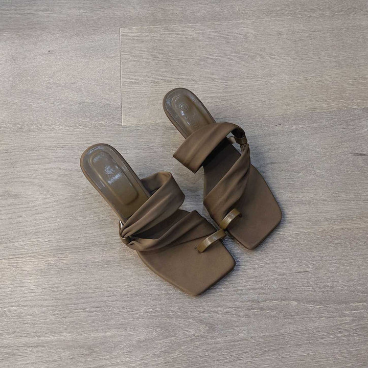 Dame Flade Remsandaler med elegant Vikledesign Stilla