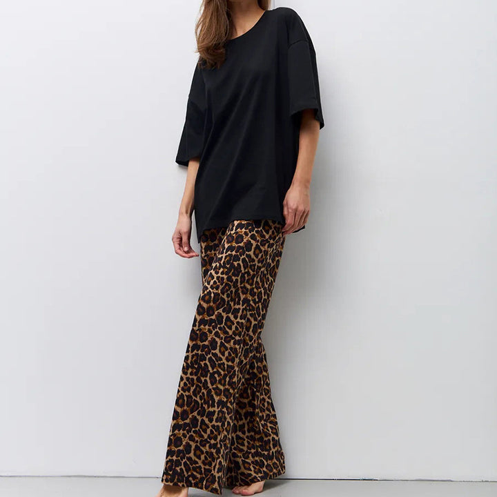 Damekombination af oversized T-shirt og brede leopardprint-bukser Stilla