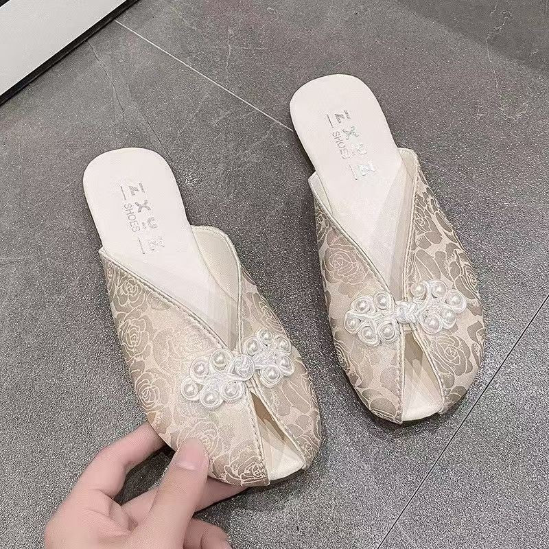 Dame elegante mules med moderigtigt ruffledesign og romantiske perleaccents Stilla