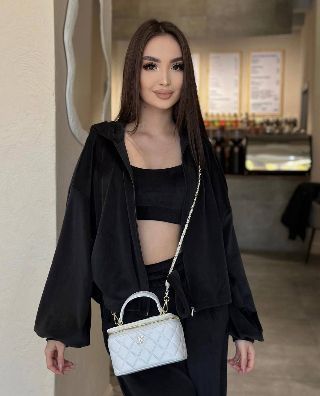 Kvinders stilfulde fløjl loungewear sæt med cropped top og behagelige bukser Skovae