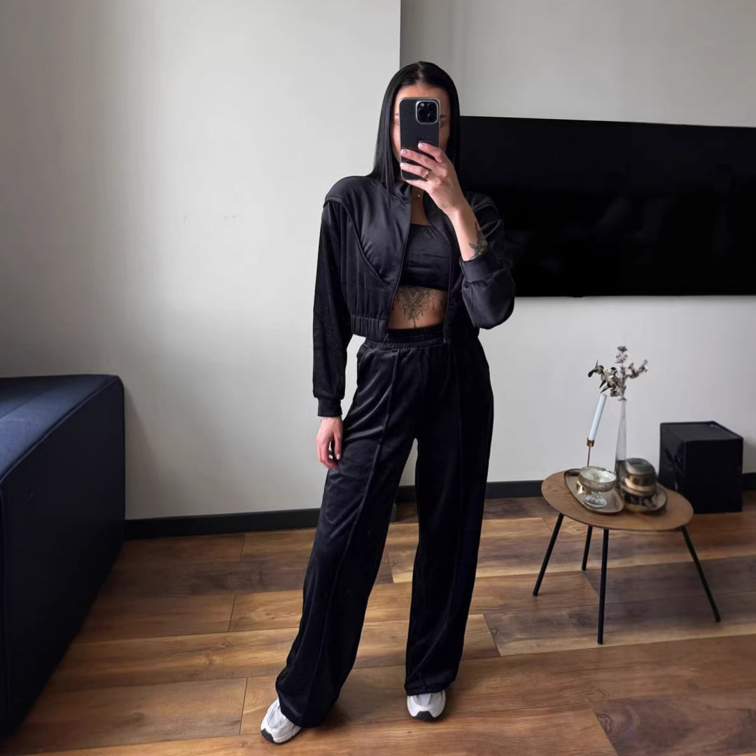 Kvinders loungewear sæt lavet af luksuriøs velour med cropped jakke og brede bukser