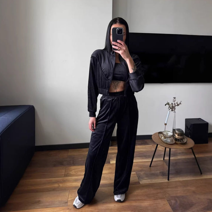 Kvinders loungewear sæt lavet af luksuriøs velour med cropped jakke og brede bukser